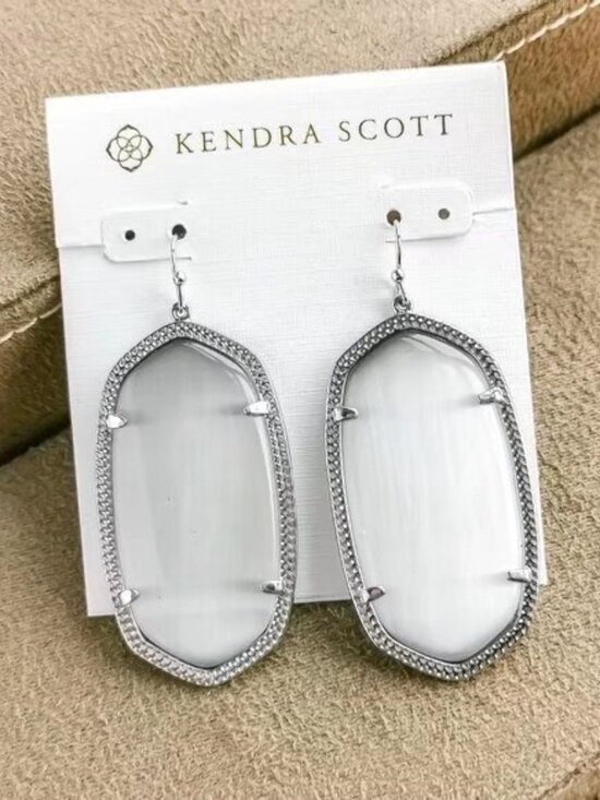 Kendra Scott Stud Earrings - Picture 1 of 3